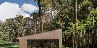 Modern weekend house designed to integrate the natural surroundings