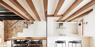 Triplex apartment that combines modern with old by Valentí Albareda
