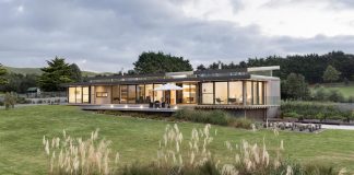 Lake's Edge: light, airy holiday home by Chow:Hill Architects