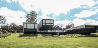Modern concrete house made of several rectangular pavilions by A4estudio