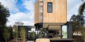 Home extension revealed in a modular solution that generates open spaces filled with natural light